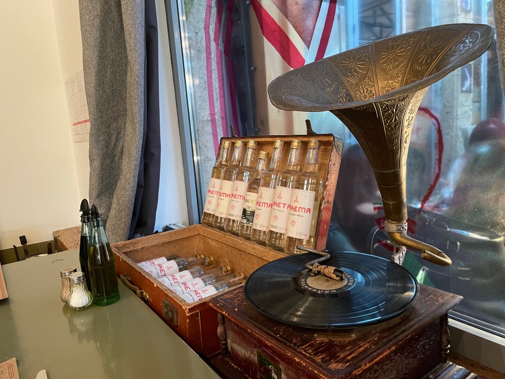 A gramophone with a case of rakias next to it