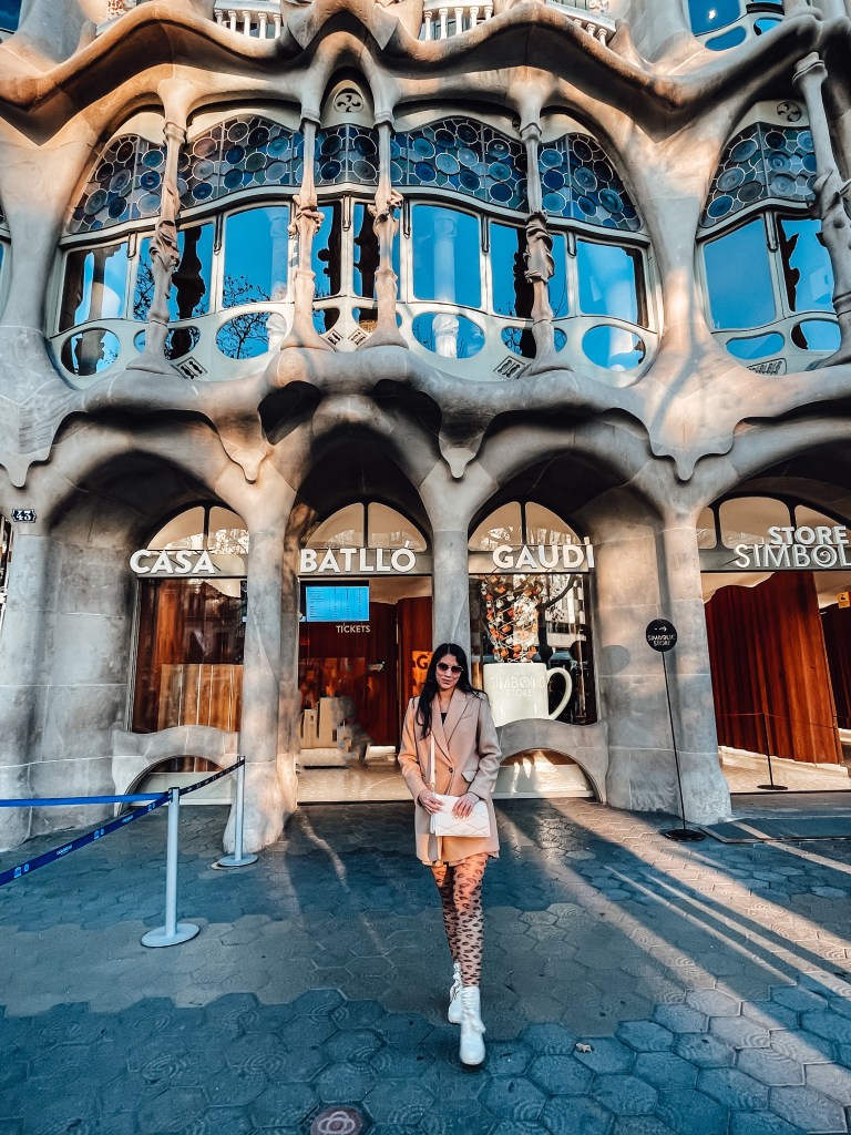 The blogger in front of Casa Batllo.