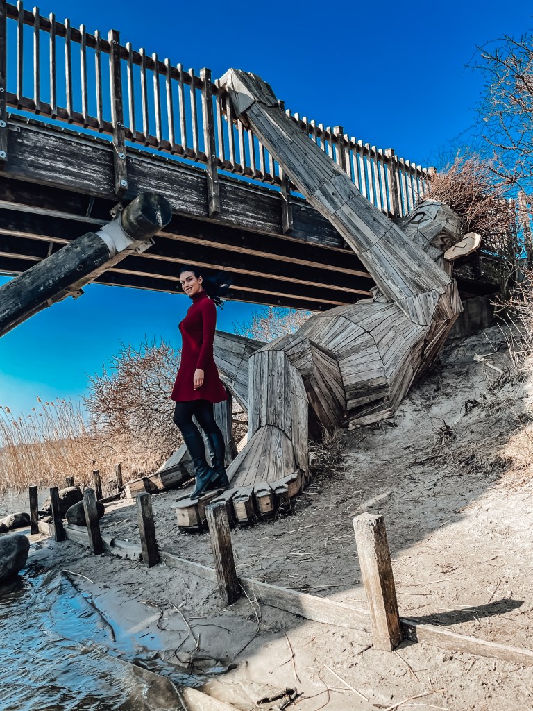 A picture of the giant Oscar under the Bridge.